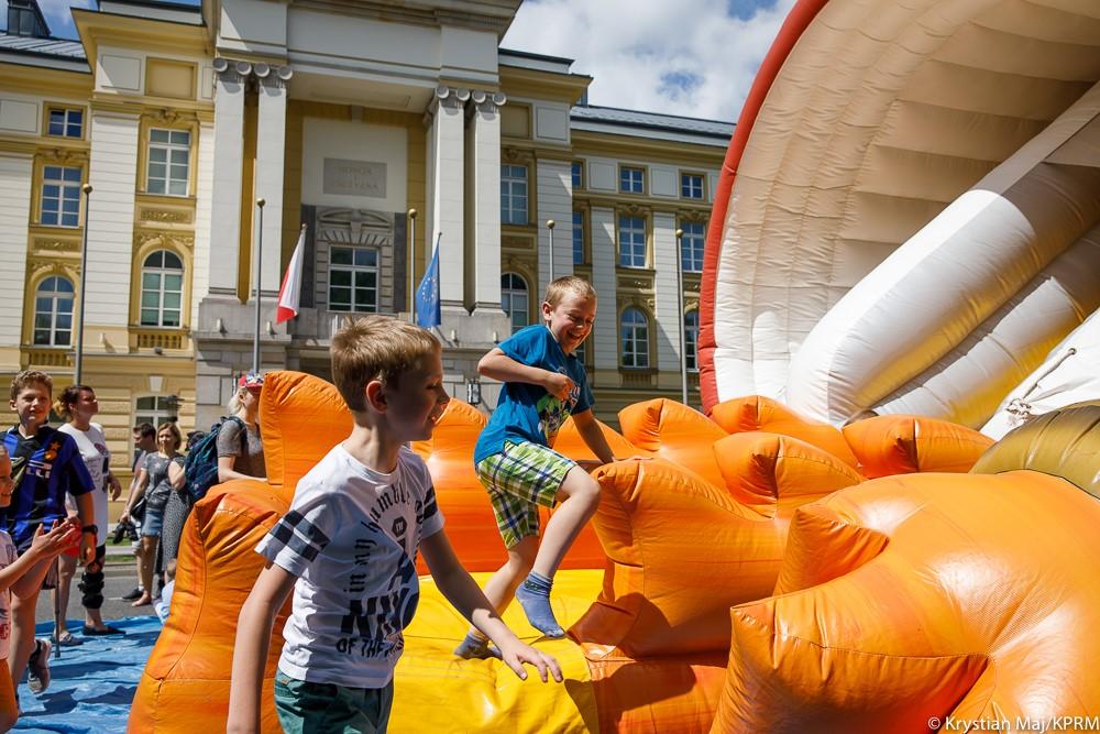 Chłopak skacze na dmuchańcu przed kancelarią premiera.