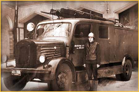 Zdjęcie historyczne w sepii wóz strażacki ze strażakiem