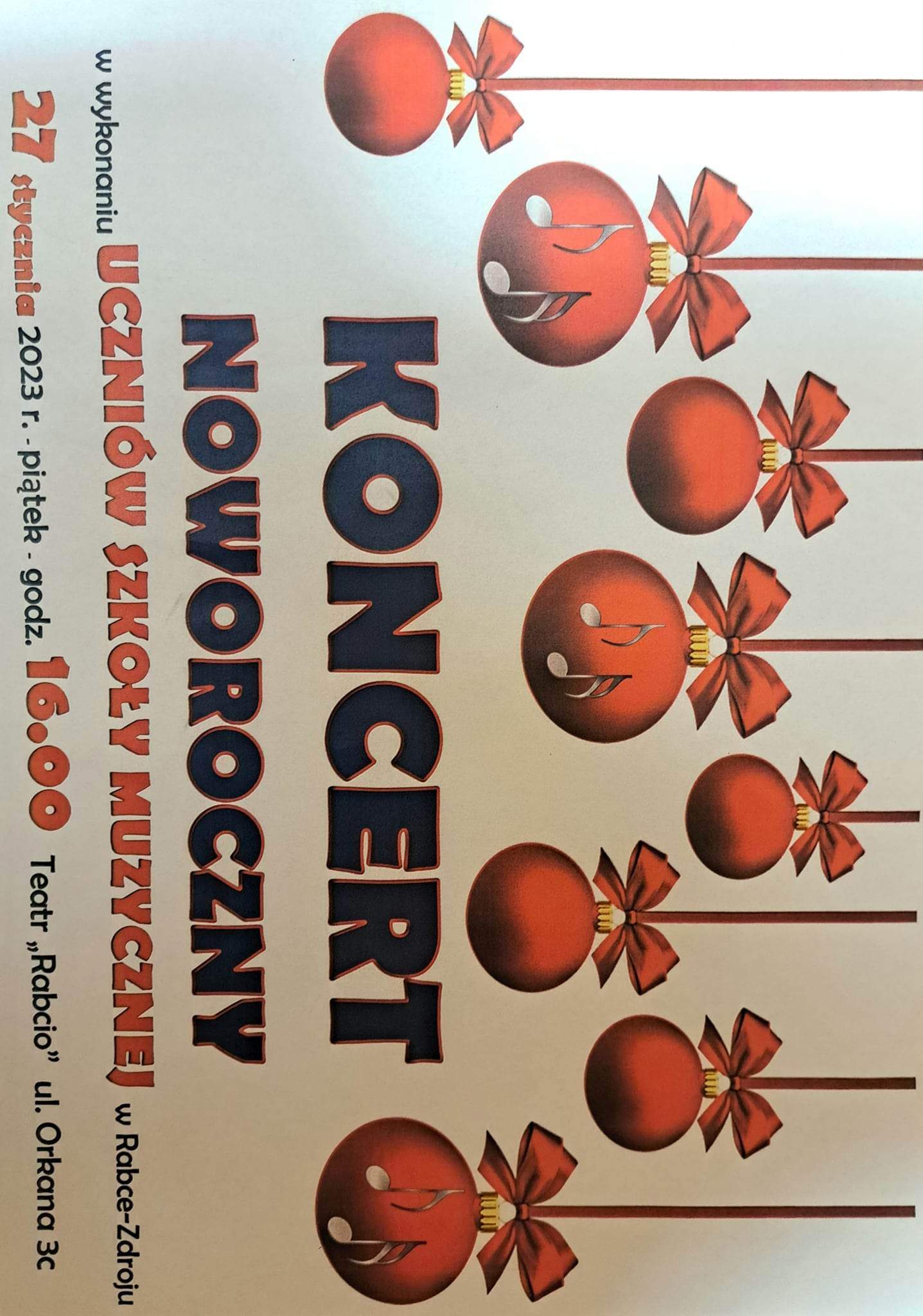 Plakat na bezowym tle. Na górze plakatu wiszące na czerwonych wstążeczka czerwone bombki w nutki. Poniżej nazwa koncertu: Koncert noworoczny w wykonaniu uczniów szkoły muzycznej w Rabce Zdroju 27 stycznia 2023 r. o godzinie 16:00 w teatrze Rabcio ul. Orkana 3c.