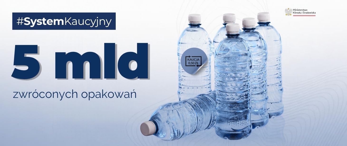 na grafice widoczny jest napis 5 mld zwróconych opakowań. Po prawej stronie grafiki umiejscowione są plastikowe butelki z symbolem kaucji 0,50 zł. Na górze grafiki widnieje napis: #SystemKaucyjny. 