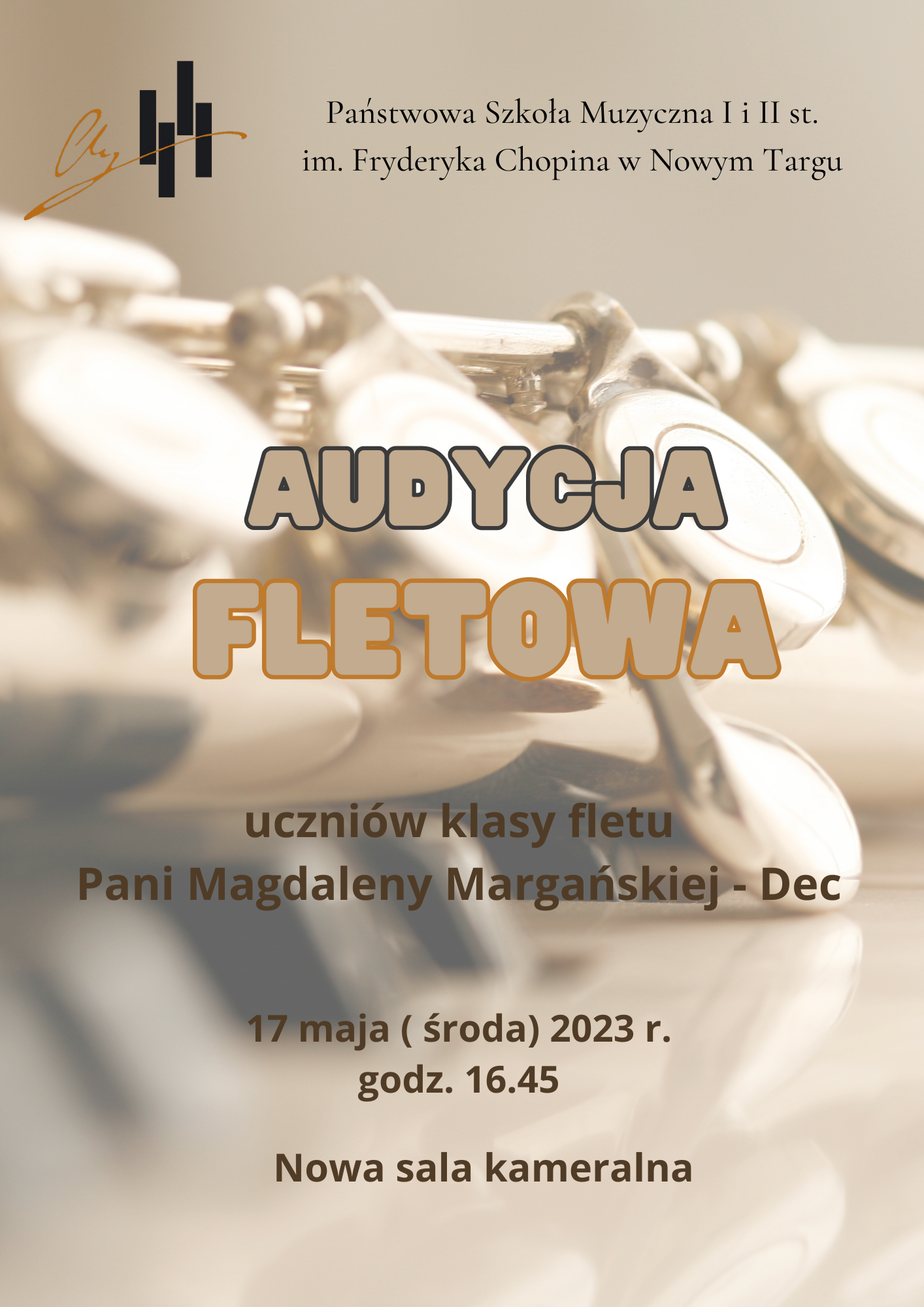 Tło plakatu to w dużym zbliżeniu część fletu. Całość plakatu jest w kolorach beżu. W lewym górnym rogu logo szkoły, obok pełna nazwa szkoły. Na środku plakatu nazwa wydarzenia, poniżej kogo dotyczy ta audycja. Na dole data i miejsce wydarzenia.