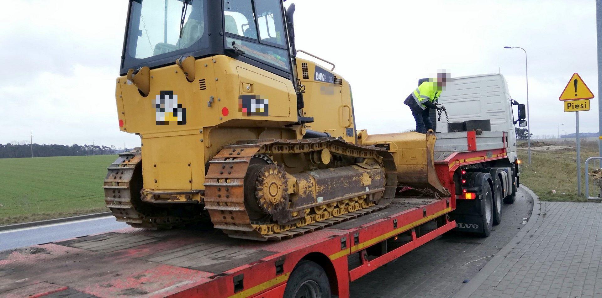 Kierowca zabezpieczył łańcuchami przewożony spychacz dopiero po kontroli ITD.