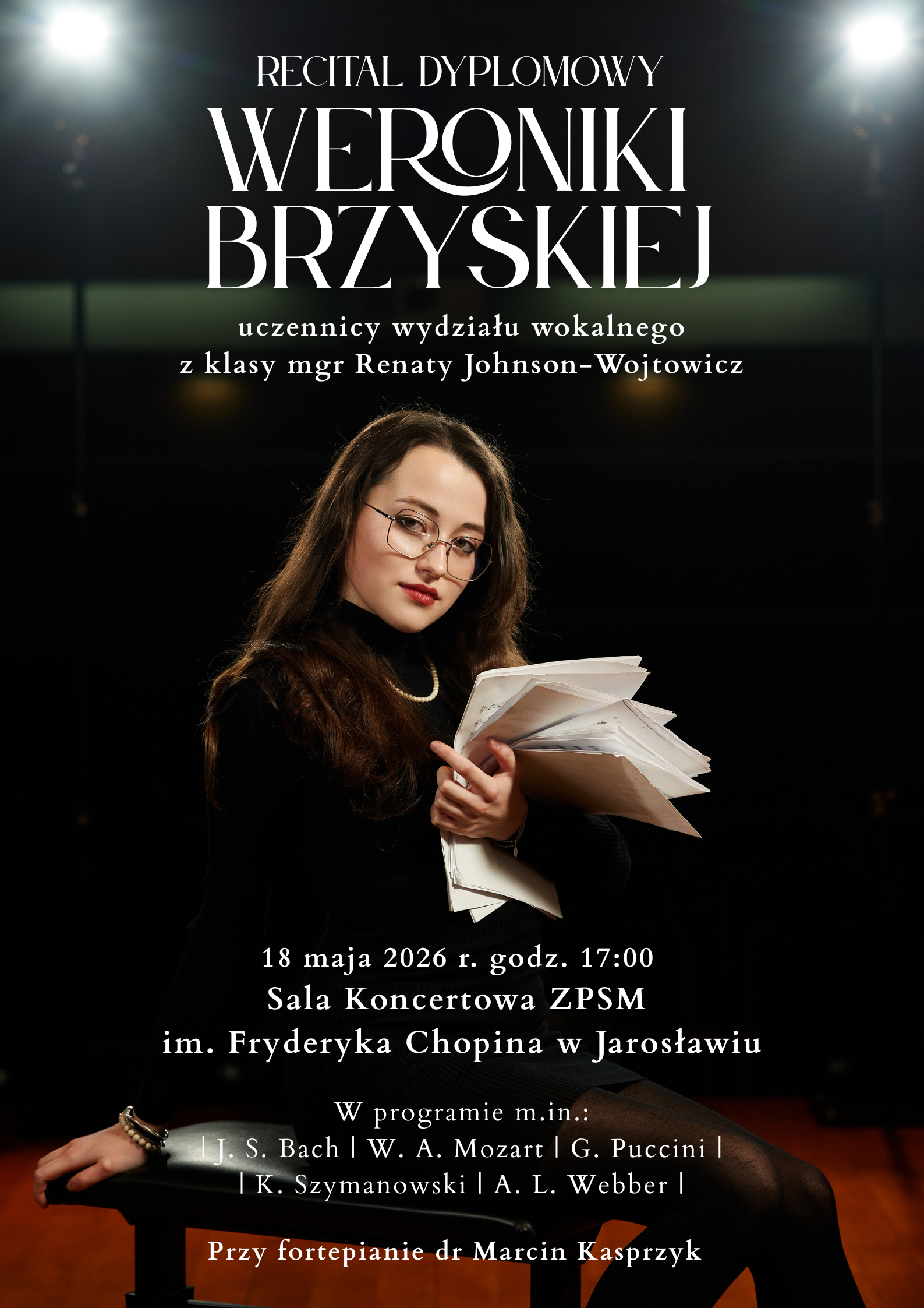 Pionowy plakat zapowiadający „Recital Dyplomowy Weroniki Brzyskiej”, uczennicy wydziału wokalnego z klasy mgr Renaty Johnson-Wojtowicz. Na zdjęciu młoda kobieta w okularach i czarnym golfie siedzi na scenie, trzymając w rękach plik nut. Przy fortepianie wystąpi dr Marcin Kasprzyjk.