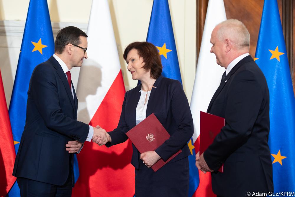 Premier ściska dłoń Ewie Leniart.
