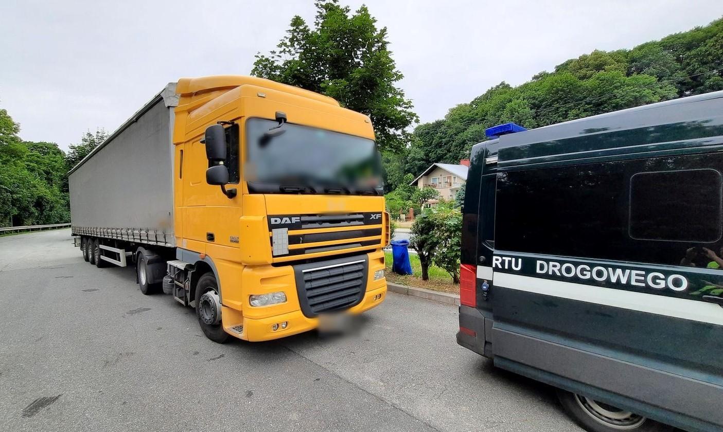 Widoczny tył radiowozu ITD i stojący za nim zestaw ciężarowy.