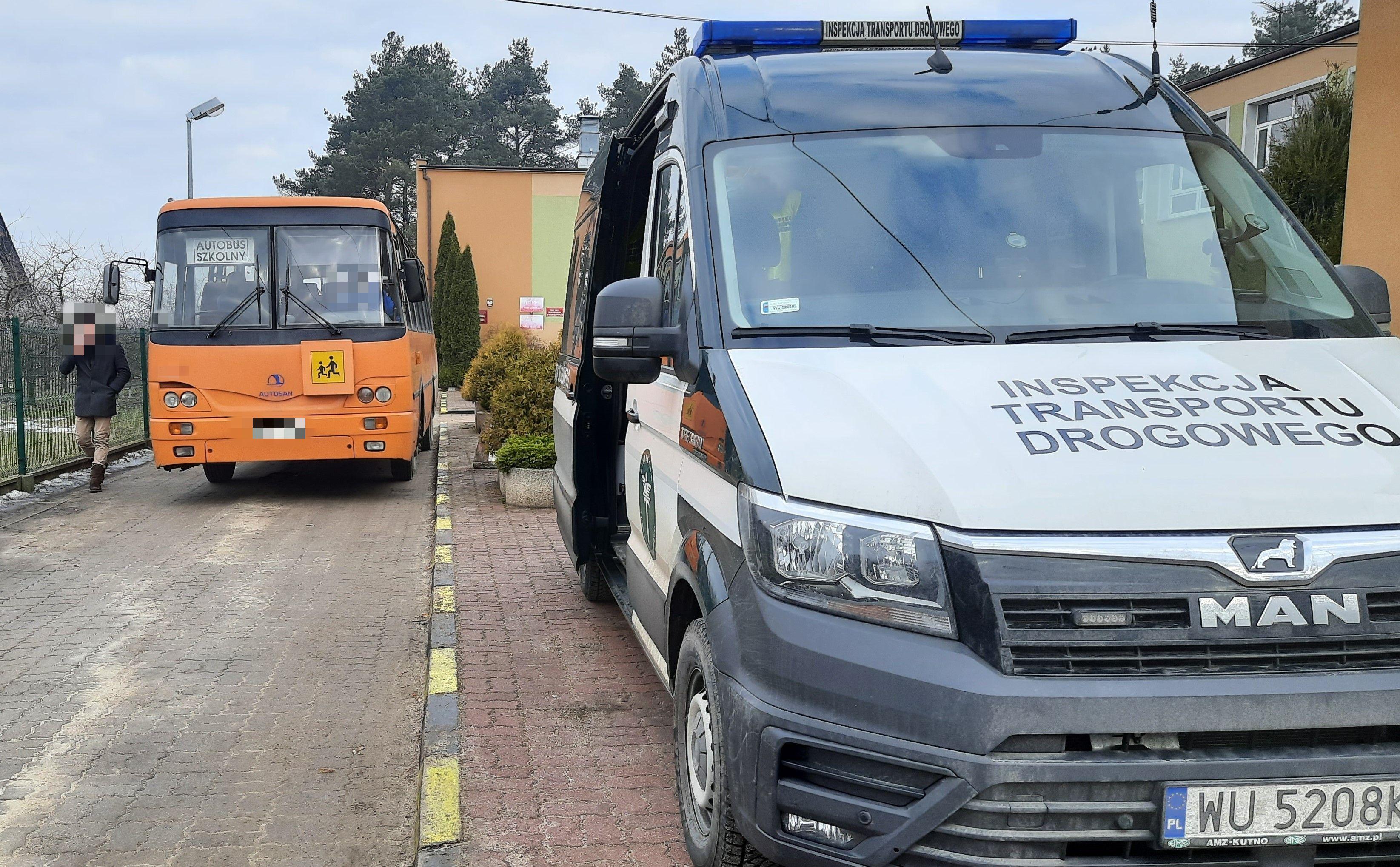 Radiowóz ITD i kontrolowany autobus szkolny.