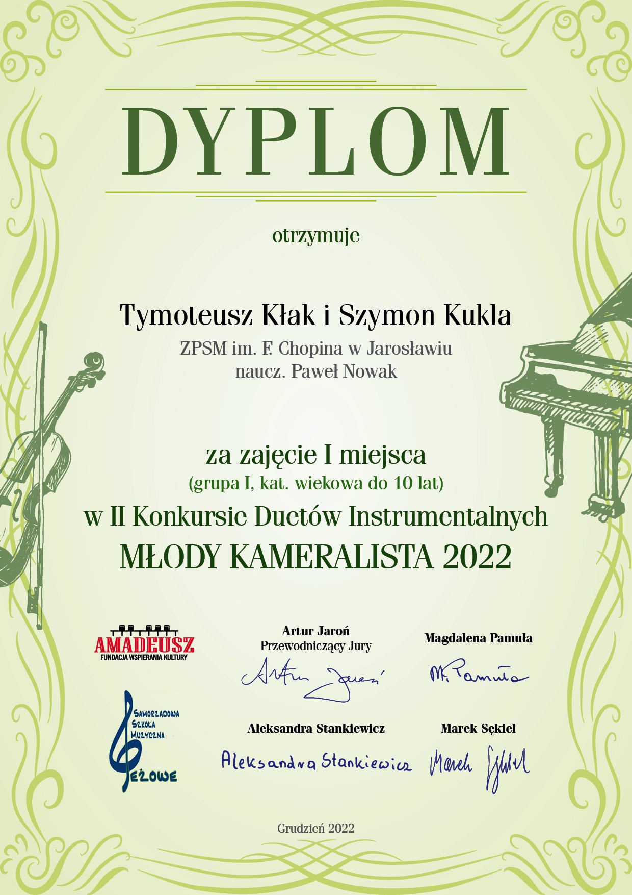 Skan dyplomu na ozdobnym tle dla Tymoteusza Kłak i Szymona Kukli z ZPSM im. F. Chopina w Jarosławiu za zajęcie I miejsca w II Konkursie Duetów Instrumentalnych "Młody kameralista 2022" Jeżowe. Poniżej logotypy organizatorów - Fundacji Wspierania Kultury oraz Szkoły Muzycznej w Jeżowem
