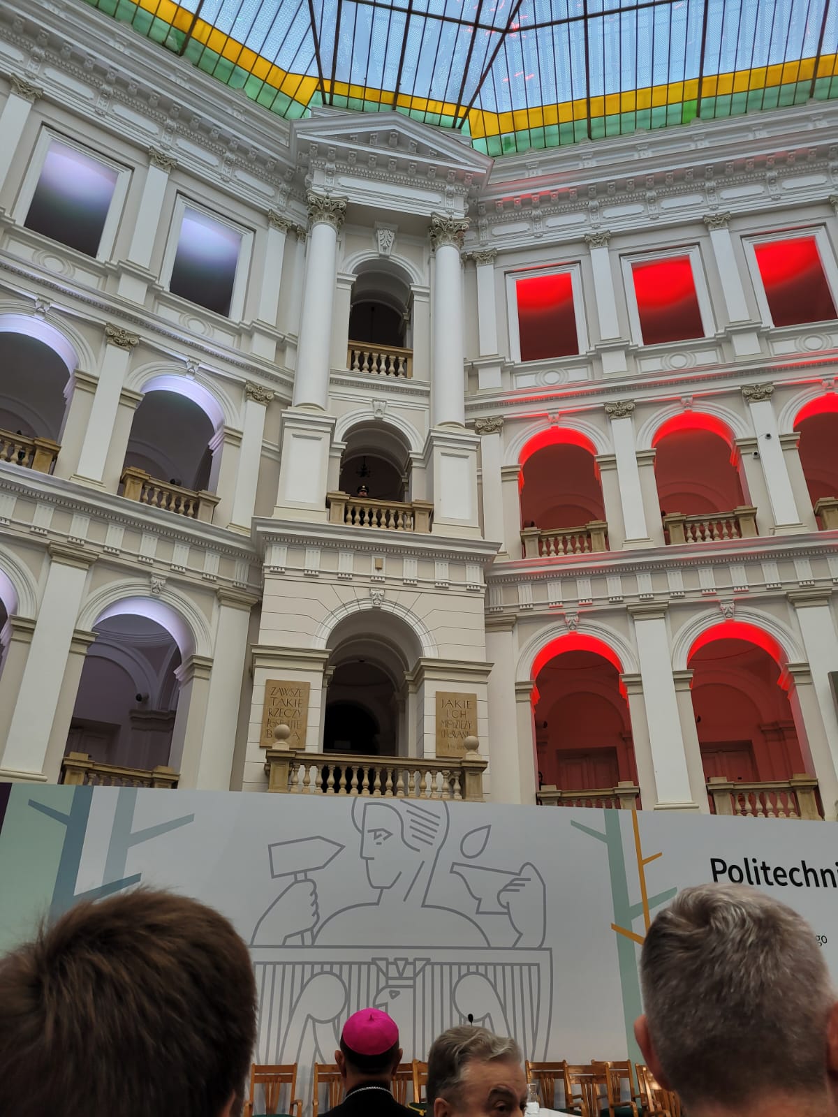 Zdjęcie przedstawia inaugurację roku akademickiego w auli Politechniki Warszawskiej