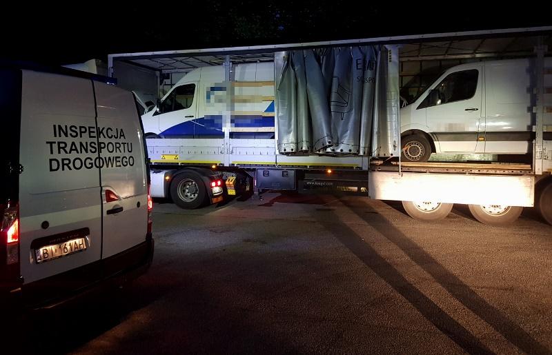 Dwa samochody dostawcze na naczepie ciężarówki 