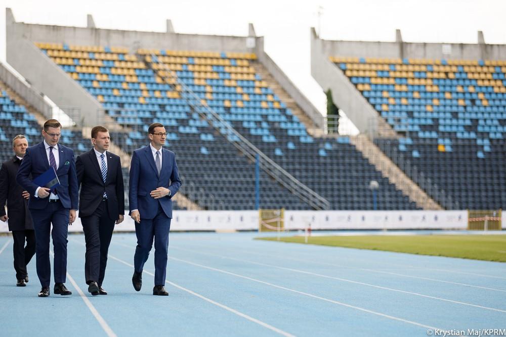Goście wydarzenia na stadionie. 