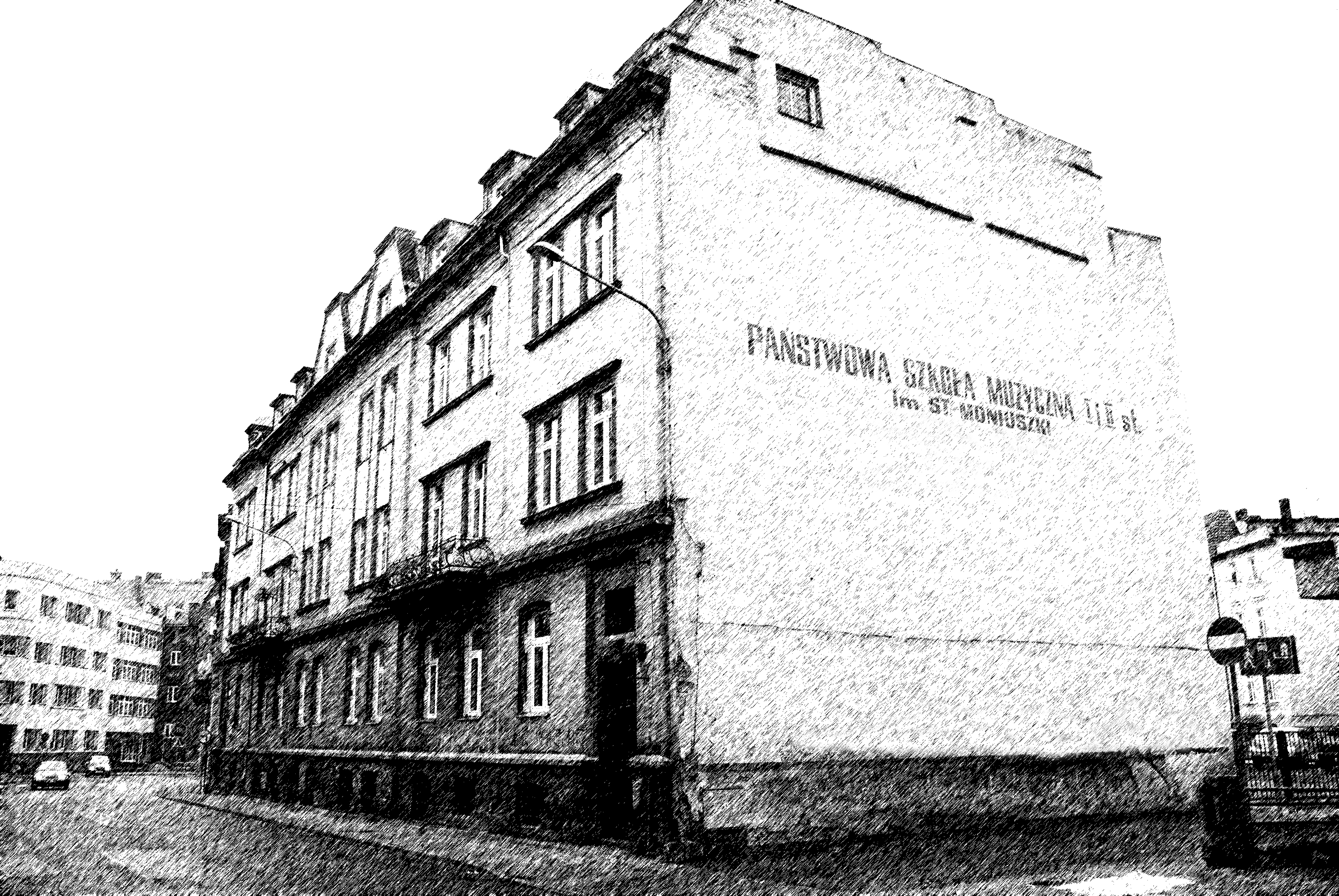 Zdjęcie czarno - białe, widoczna stara elewacja budynku szkoły muzycznej przy ulicy Piłsudskiego 26 z napisem wielkimi literami na bocznej stronie budynku: PAŃSTWOWA SZKOŁA MUZYCZNA I i II st. im. ST. MONIUSZKO