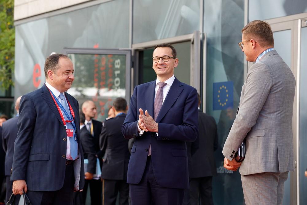 Premier Mateusz Morawiecki rozmawia.