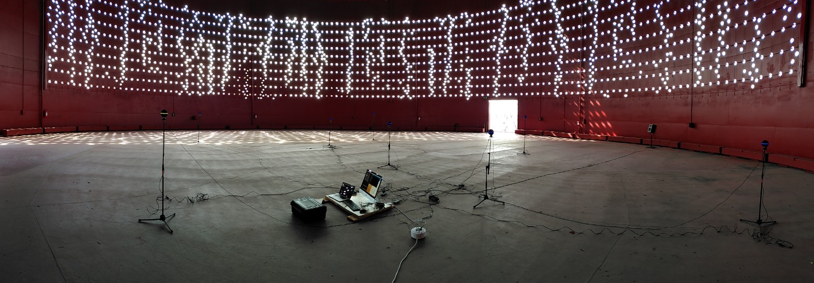 Aalto Studios, źródło -
https://studios.aalto.fi/spherical-microphone-arrays-can-provide-more-natural-remote-presence-in-audio-visual-art-installations/