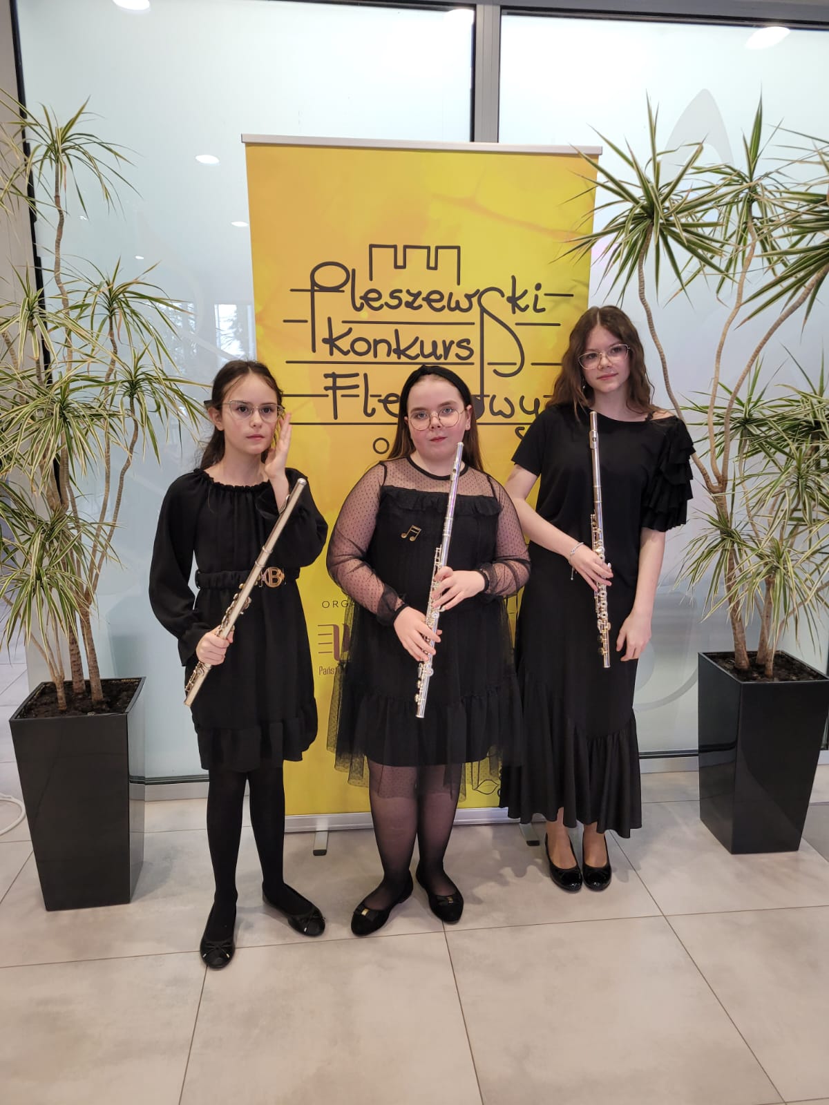 uczennice przed banerem konkursu