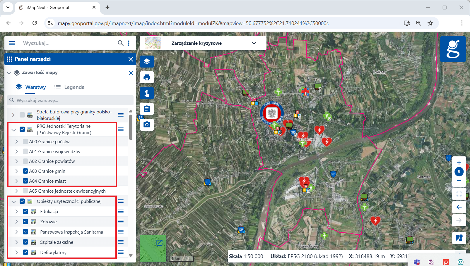Obraz przedstawia zrzut ekranu z serwisu Geoportal.gov.pl, z modułu Zarządzanie kryzysowe, na którym widoczne są obiekty z warstwy „Obiekty użyteczności publicznej” oraz granice miast i gmin.