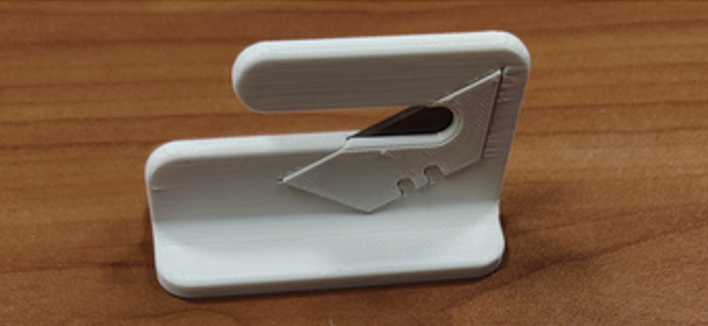 Nożyczki do opakowań umożliwiające personelu medycznemu bezpieczne otwarcie opakowań w strefie zakaźnej