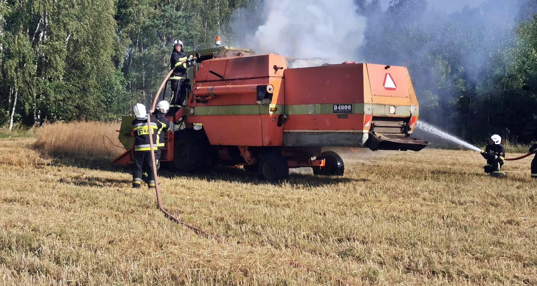 20 lipca 2022 roku w miejscowości Młynki (gm. Wodynie) doszło do pożaru kombajnu na polu.