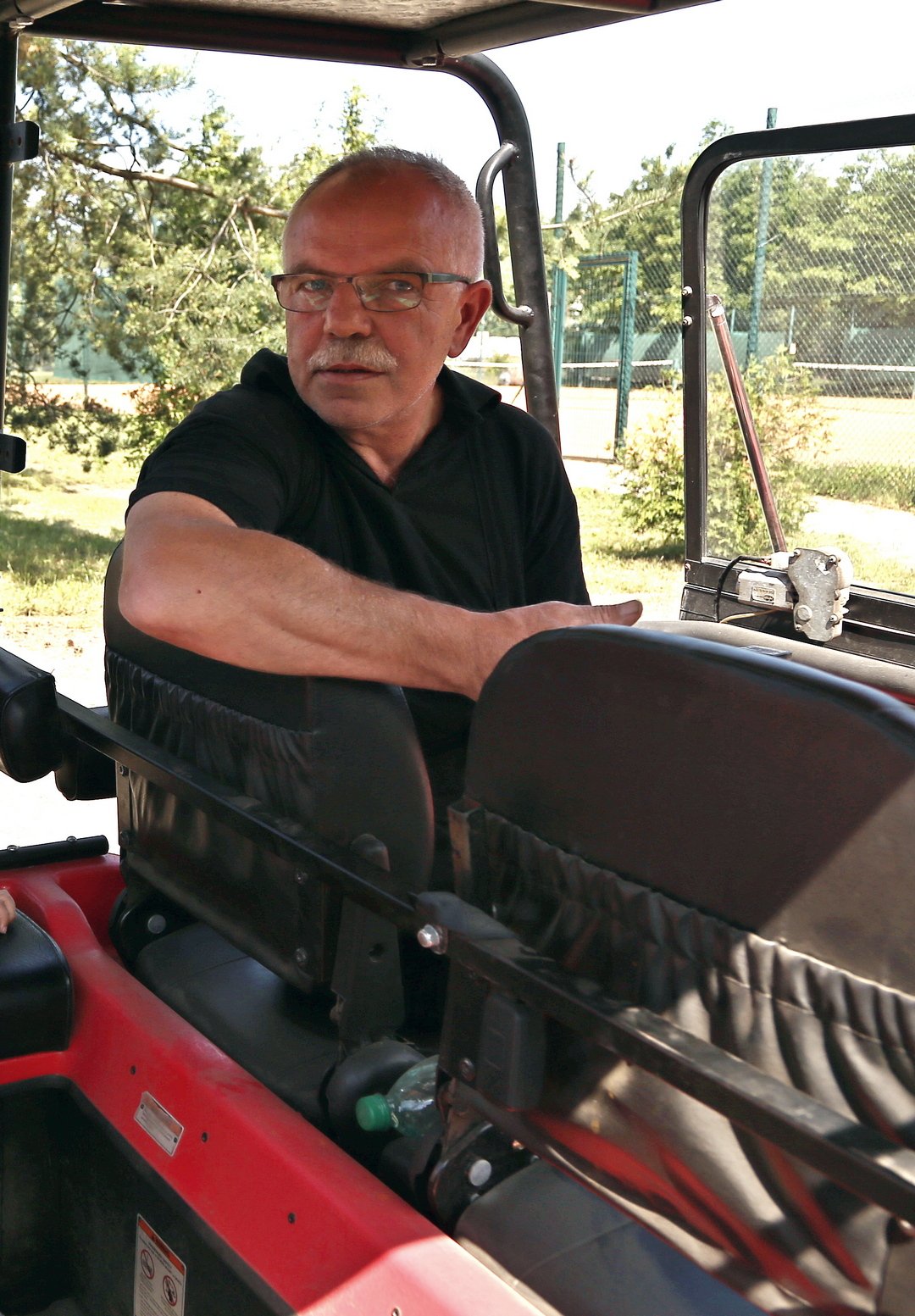 Mężczyzna siedzący w pojeździe