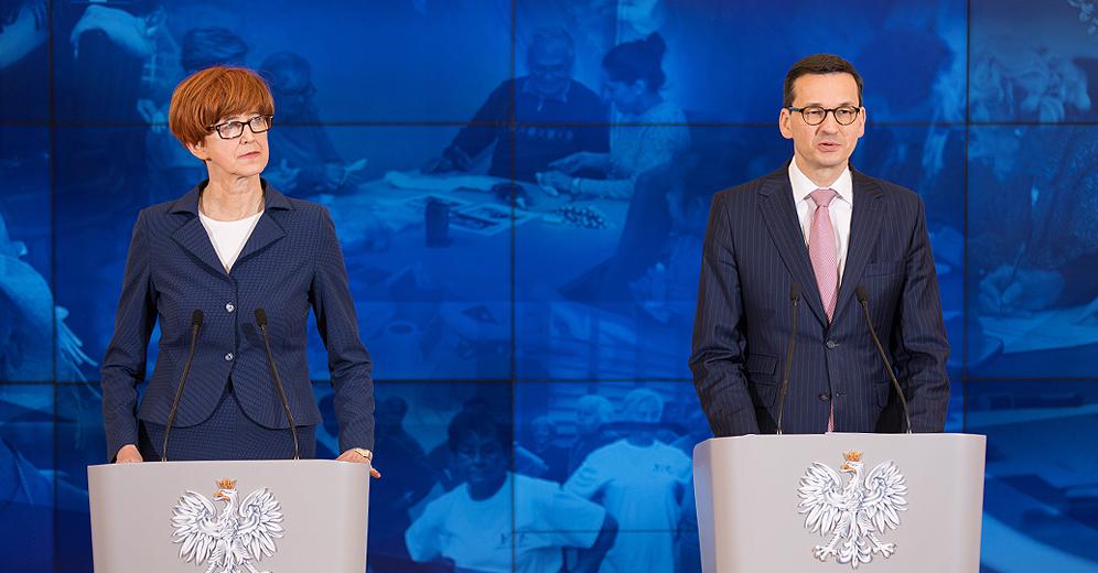 Premier Mateusz Morawiecki uczestniczy w konferencji prasowej z minister rodziny, praci i polityki społecznej Elżbietą Rafalską.