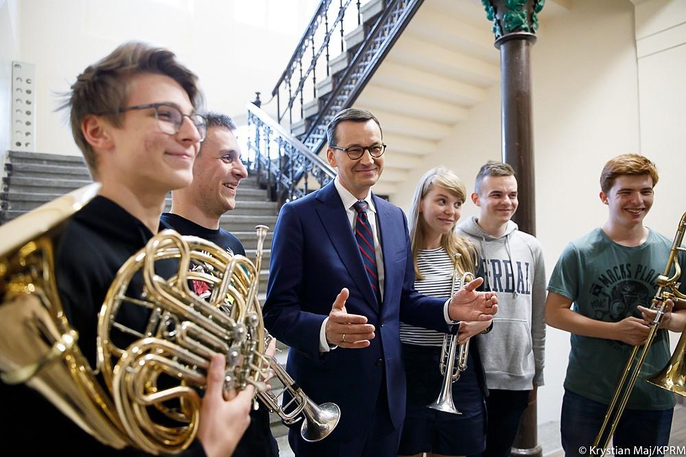 Premier rozmawia z uczniami.