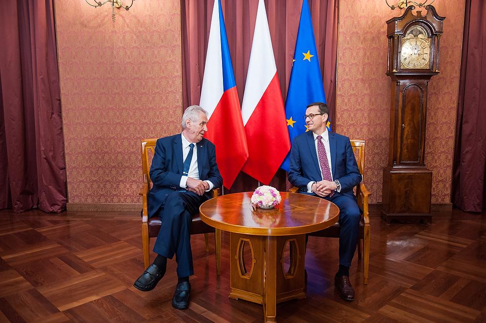 Premier Mateusz Morawiecki siedzi przy stoliku z prezydentem Czech, Milosem Zemanem.
