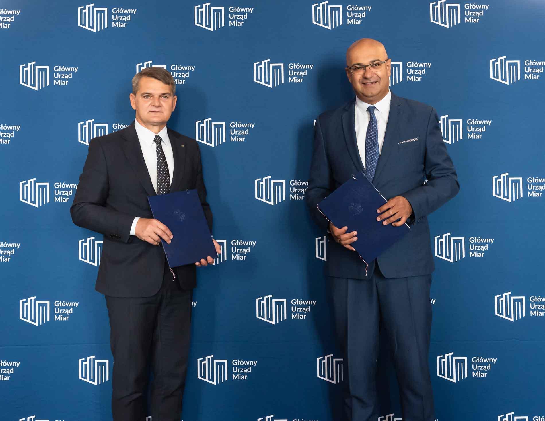 Od lewej: Prezes GUMJacek Semaniak i Główny Inspektor Transportu Drogowego Alvin Gajadhur.