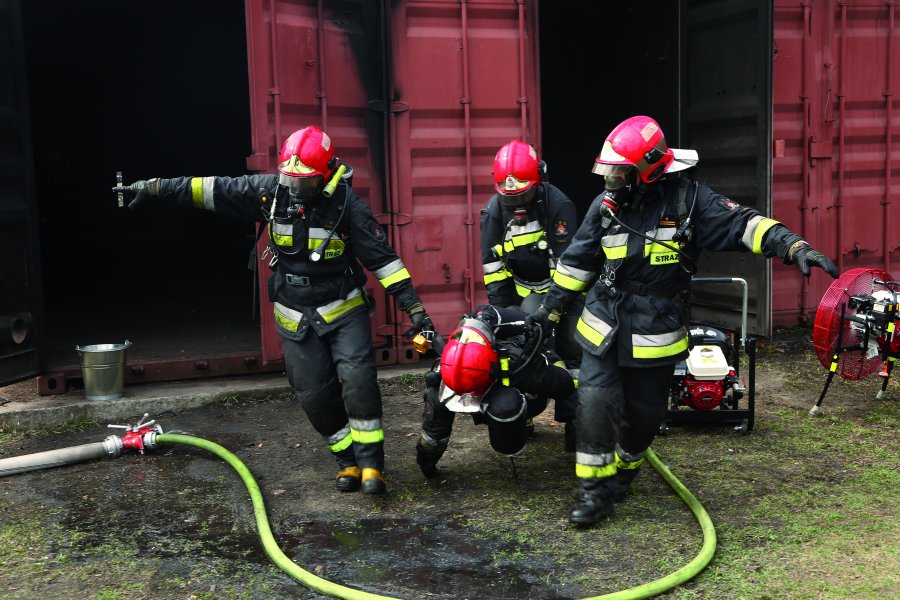 Ewakuacja poszkodowanego strażaka