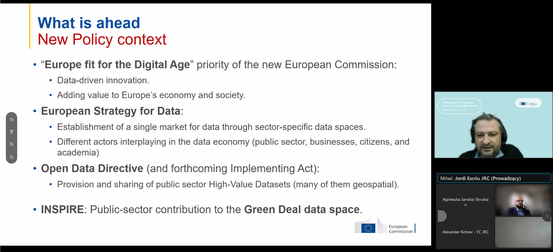 Zrzut ekranu z programu do prowadzenia konferencji online. Po lewej stronie fragment prezentacji przedstawiający plany Komisji Europejskiej dotyczące polityki względem danych przestrzennych, a po prawej prowadzący spotkanie.