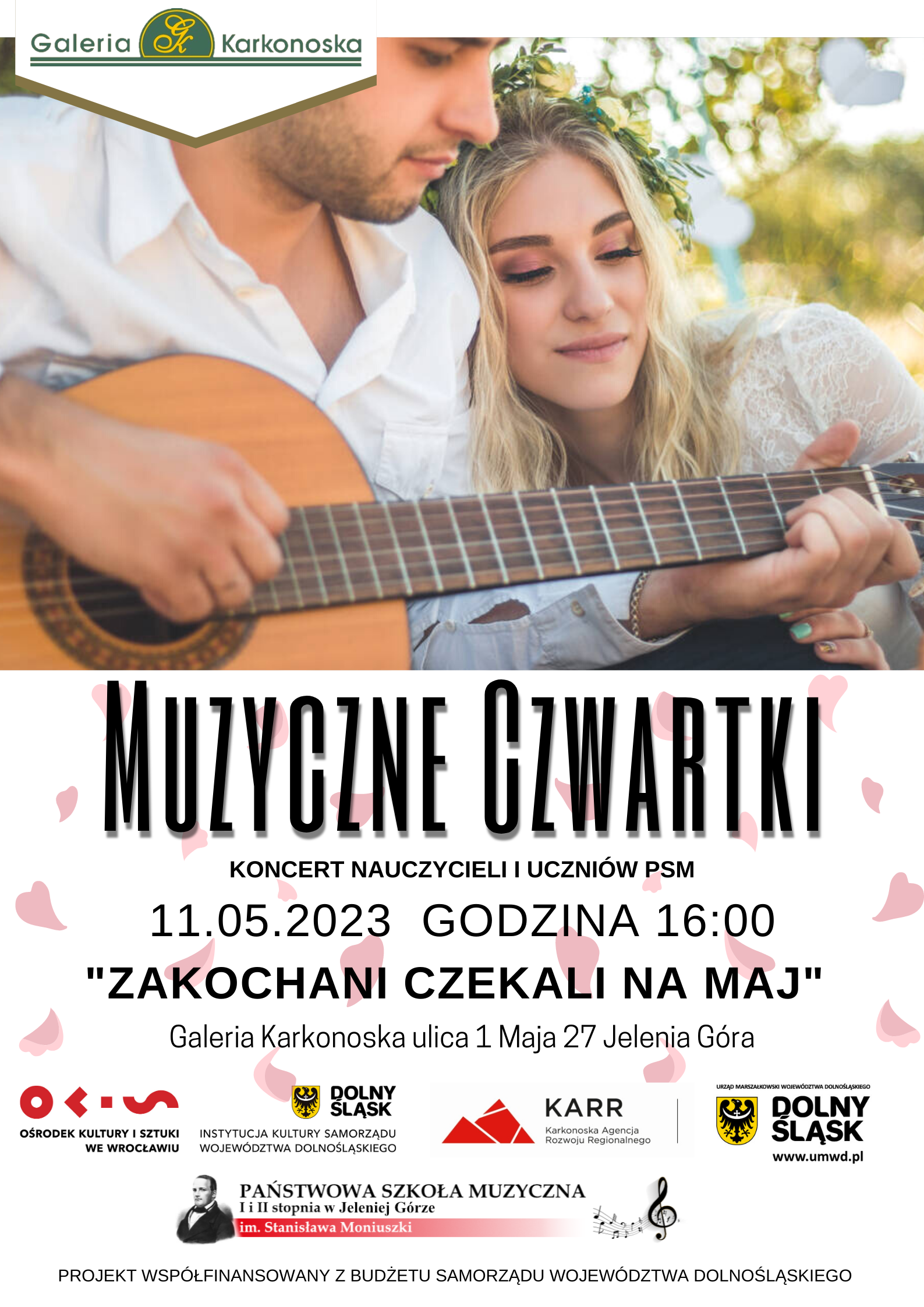 Plakat wydarzenia - koncert z cyklu Muzyczny czwartek w Galerii Karkonoskiej. W górnej części plakatu zdjęcie przytulonej pary. Pan gra na gitarze , pani z wiankiem na głowie ,ma oparty na jego ramieniu policzek. Uśmiecha się . W dolnej części napisy informujące o wydarzeniu Muzyczne Czwartki 11.05.2023 godz. 16:00 " ZAKOCHANI CZEKALI NA MAJ" Galeria Karkonoska ulica 1 Maja 27 Jelenia Góra oraz loga: Ośrodka Kultury i Sztuki we Wrocławiu, Instytucji Kultury Samorządu Województwa Dolnośląskiego, Karkonoskiej Agencji Rozwoju Regionalnego, Urzędu Marszałkowskiego Województwa Dolnośląskiego, Państwowej Szkoły Muzycznej I i II stopnia im. Stanisława Moniuszki w Jeleniej Górze.