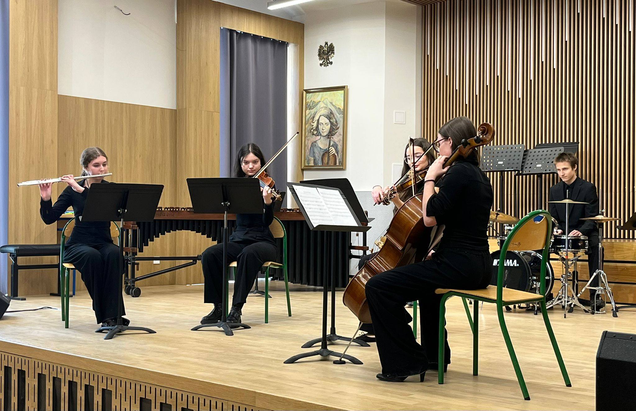 Na scenie zespół kameralny siedmioosobowy.