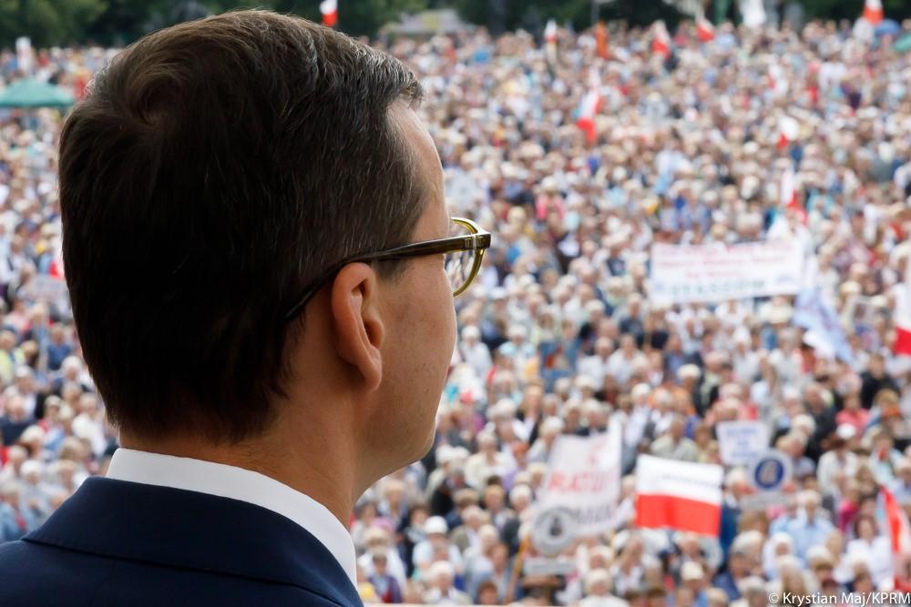 Widok od tyłu na premiera i zebranych wiernych.