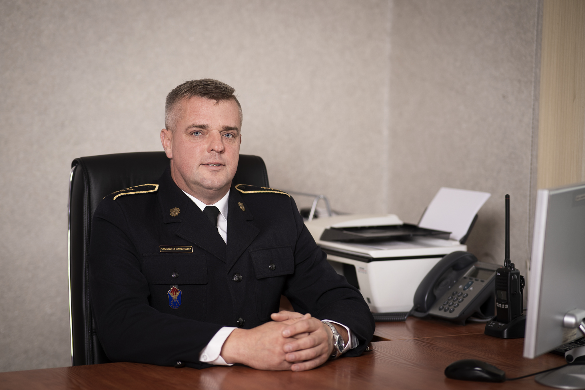 Zdjęcie przedstawia asp. sztab. inż. Grzegorza Markiewicza - Z-cę Dowódcy Jednostki Ratowniczo - Gaśniczej w Koluszkach