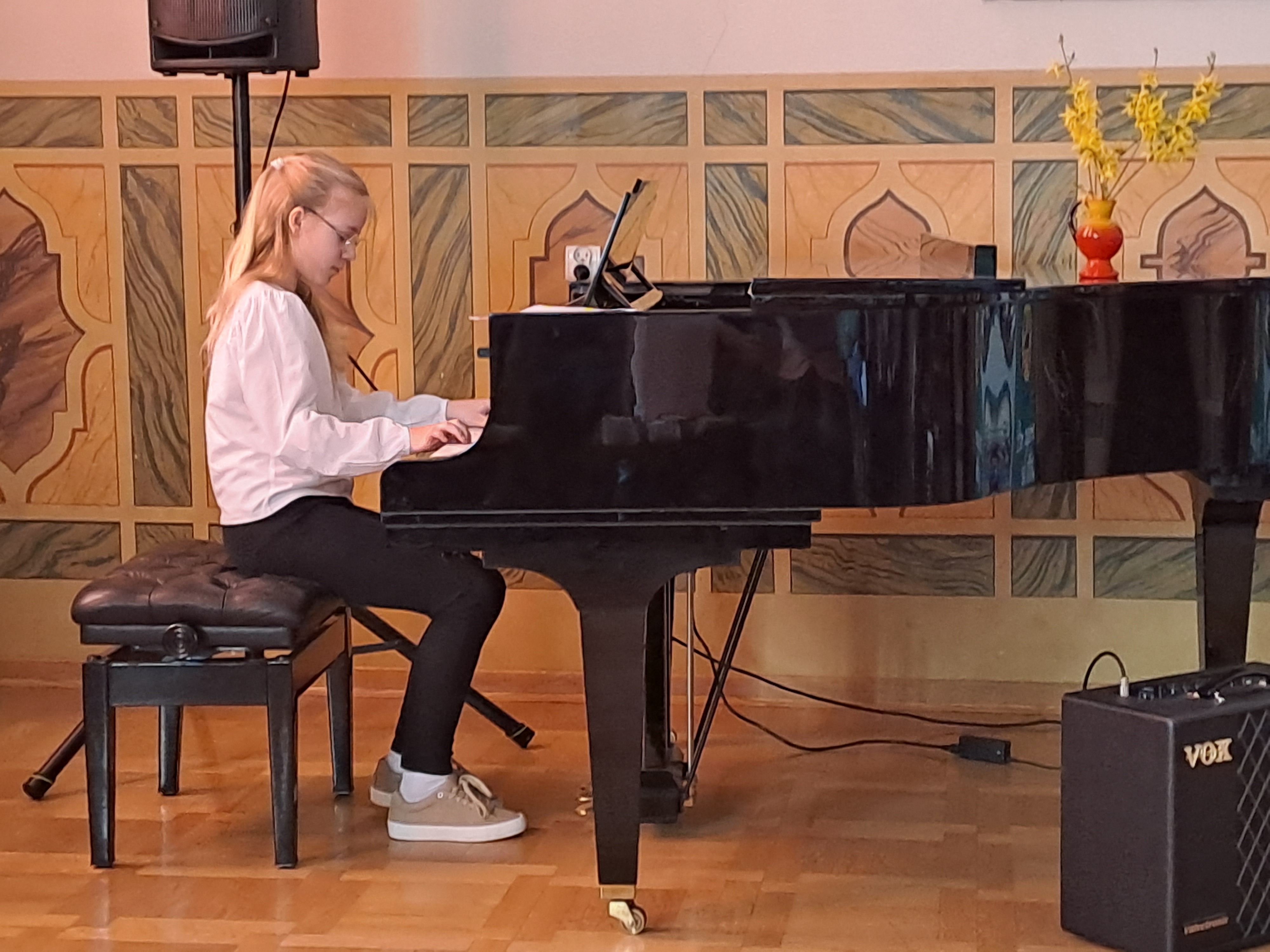 Hania Żegleń grająca na fortepianie