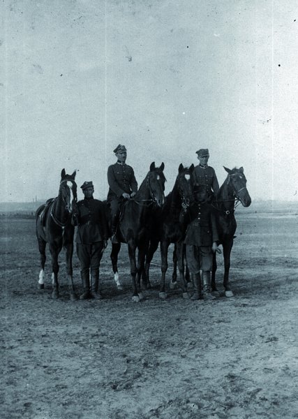  7 Pułk Artylerii Polowej - zdjęcie trzech żołnierzy z końmi