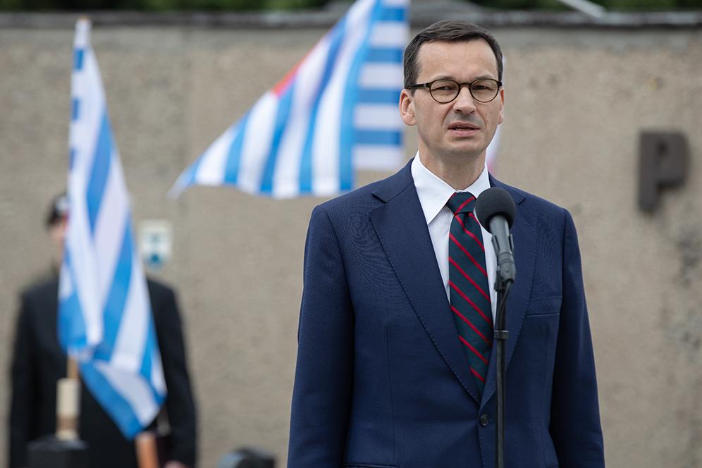Premier Mateusz Morawiecki, a w tle Muzeum Więzienia Pawiak.
