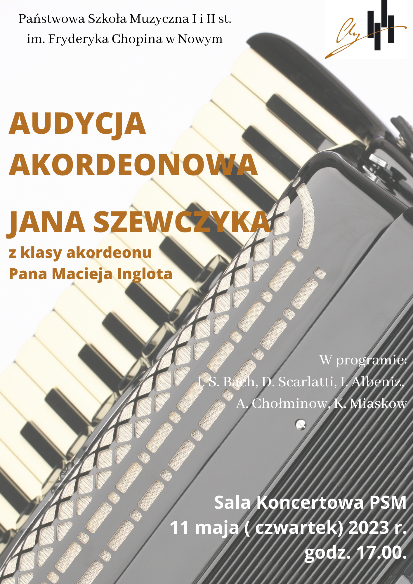 Plakat na białym tle. Dwie trzecie plakatu zajmuje zdjęcie biało czarnego akordeonu. Od góry na środku pełna nazwa szkoły, po lewej stronie logo szkoły. Z lewej strony poniżej pełna nazwa wydarzenia, dane wykonawcy oraz dane nauczyciela. Następnie po prawej stronie program audycji. Na samym dole z prawej strony miejsce i czas wydarzenia.
