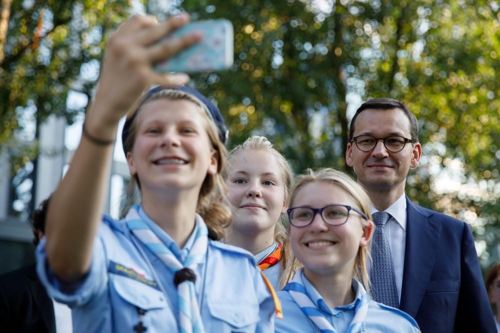 Harcerki robiąca selfie z premierem.