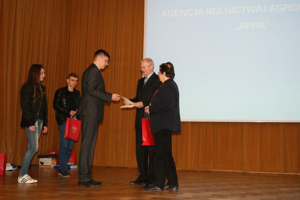 DAWID ANDRZEJCZAK UCZEŃ ZSCKR W ZDUŃSKIEJ DĄBROWIE ZAKWALIFIKOWAŁ SIĘ DO FINAŁU OGÓLNOPOLSKIEJ OLIMPIADY WIEDZY I UMIEJĘTNOŚCI ROLNICZYCH W BLOKU ARCHITEKTURA KRAJOBRAZU
