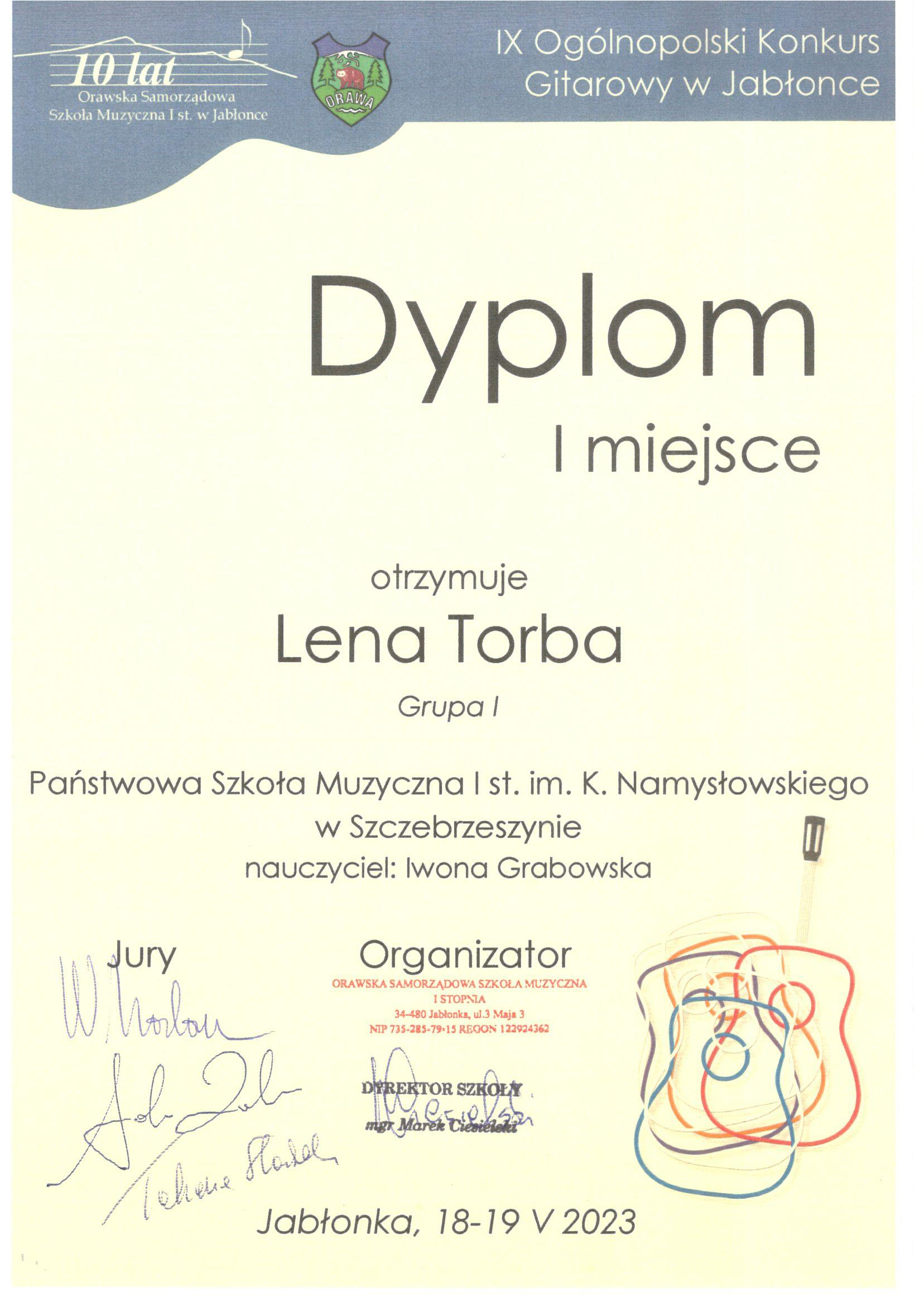 Dyplom utrzymany w żółto - niebieskich barwach. U góry napis: 10 Orawska Samorządowa Szkoła Muzyczna I st. w Jabłonce, IX Ogólnopolski konkurs gitarowy w Jabłonce. Poniżej napis: Dyplom I miejsce otrzymuje Lena Torba Grupa I Państwowa Szkoła Muzyczna I st. im. K. Namysłowskiego w Szczebrzeszynie nauczyciel : Iwona Grabowska. Poniżej Podpisy Jury, pieczątka organizatora oraz pieczątka i podpis dyrektora szkoły. Lekko po prawej szkic gitary