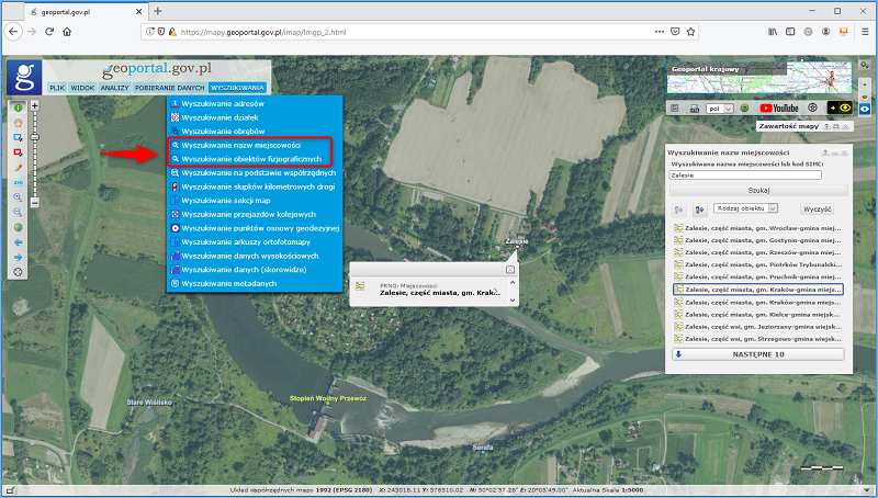 Ilustracja przedstawiająca zrzut ekranu z serwisu www.geoportal.gov.pl z zaznaczoną lokalizacją nowych wyszukiwarek wraz z podaniem przykładu wyszukania miejscowości Zalesie.