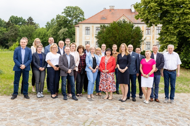Zdjęcie grupowe osób biorących udział w spotkaniu Alicji Kulki, p.o. GGK z Geodetami Województw