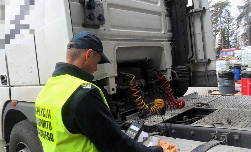 Ciężarówkę z urządzeniem służącym do fałszowania zapisów aktywności kierowcy zatrzymał patrol małopolskiej ITD.