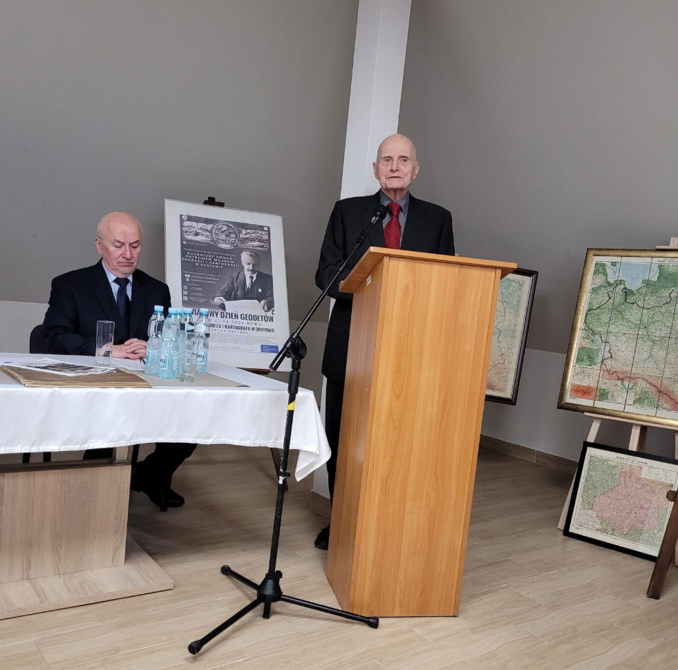 Wnuk Eugeniusza Romera profesor Tomasz Romer przemawia podczas uroczystości.