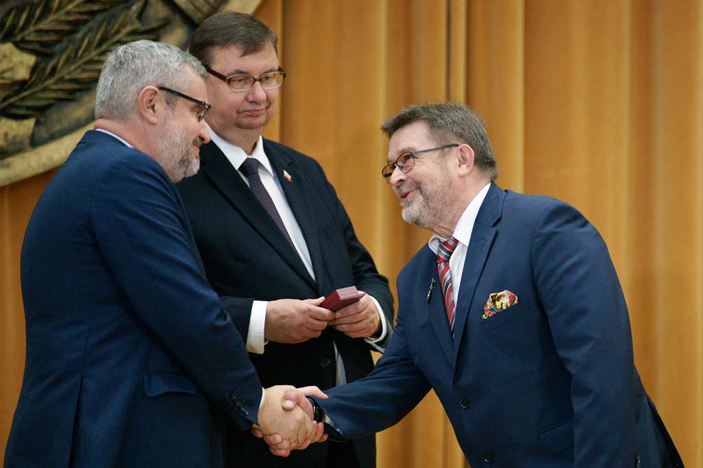 Minister J. K. Ardanowski i sekretarz stanu Sz. Giżyński podczas wręczania odznaki Zasłużony dla rolnictwa