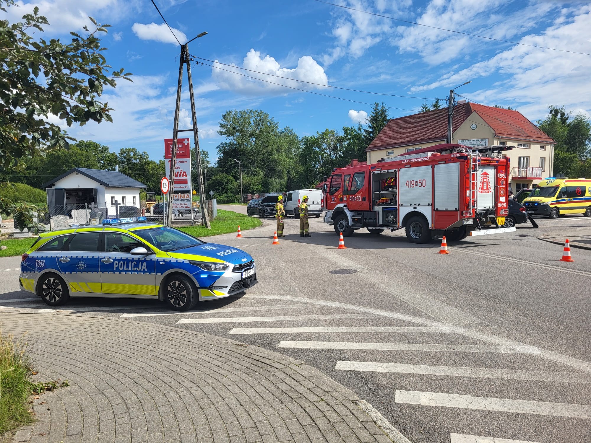 Pieniężno – zdarzenie drogowe z udziałem trzech pojazdów