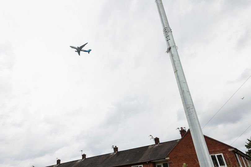 Zdjęcie przedstawia wysoki maszt telekomunikacyjny ustawiony na jednej z ulic w miejscowości Cheadle.