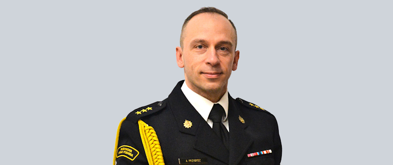 Zdjęcie przedstawia Funkcjonariusza Państwowej Straży Pożarnej