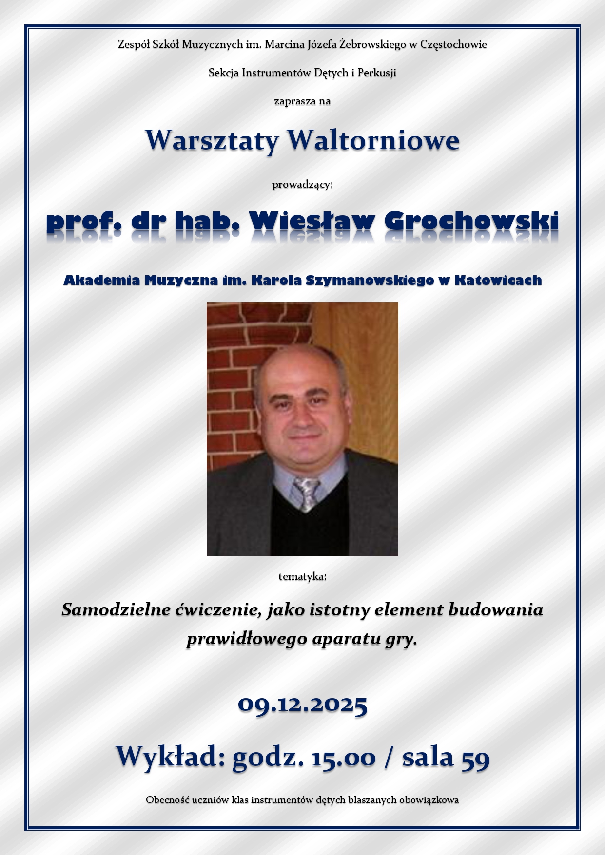 Szare tło, zdjęcie prof. Wiesława Grochowskiego, tekst dotyczący warsztatów waltorniowych 9 grudnia 2025 r. godz. 15.00.