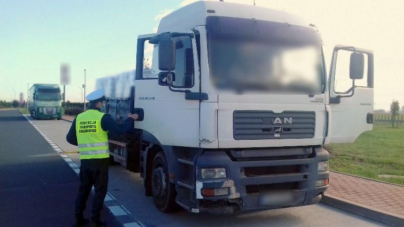 Inspektor ITD kontroluje ciężarówkę.