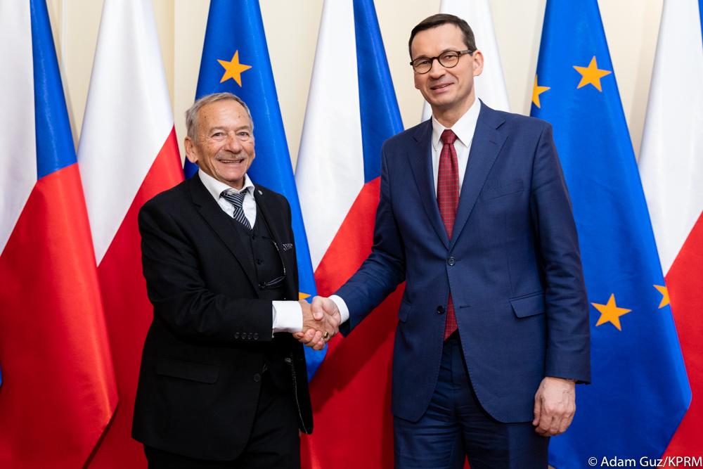 Handshake premiera Mateusza Morawieckiego z Jaroslavem Kuberą.